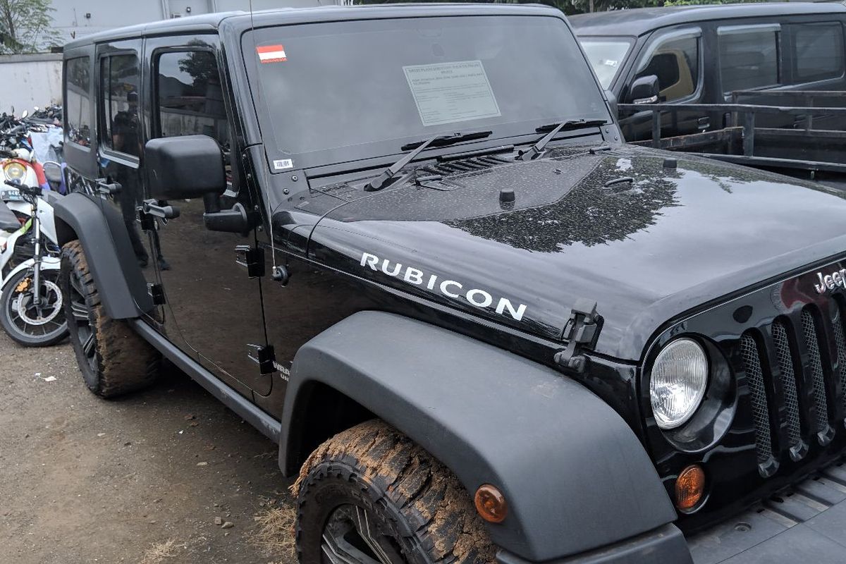 Jeep Rubicon yang dulunya milik terpidana kasus korupsi Yaya Purnomo di KPKLN Kota Tangerang, Rabu (19/2/2020). Mobil laku terjual seharga Rp 680 juta dalam lelang.