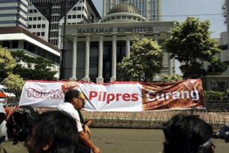 Ilustrasi: Massa pendukung Mega-Prabowo menggelar unjuk rasa di depan Gedung Mahkamah Konstitusi, Jakarta Pusat, Selasa (28/7/2009).  