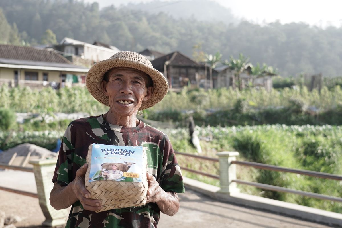 Kuswanto, salah satu penerima daging kurban dari program Tebar Hewan Kurban (THK) 2024 di Dusun Nglelo, Desa Batur, Kecamatan Getasan, Kabupaten Semarang, Selasa (18/6/2024). 