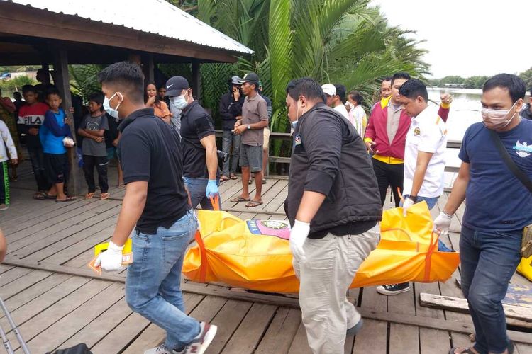 Polisi yang melakukan evakuasi terhadap mayat pria tanpa identitas yang ditemukan mengapung di Sungai Tallo, Kecamatan Tamalanrea, Kota Makassar, Sulawesi Selatan (Sulsel). Selasa (4/7/2023) pagi.