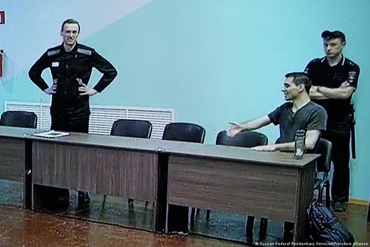 Alexei Navalny (kiri) di pengadilan desa terpencil Melekhovo di Rusia.
