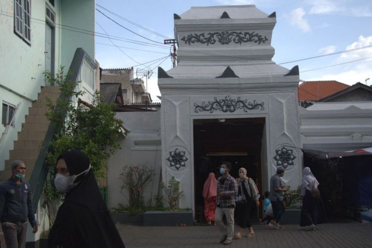 Abu Farros tinggal di kawasan Ampel, Surabaya, yang sebagian penduduknya adalah warga Indonesia peranakan Arab.