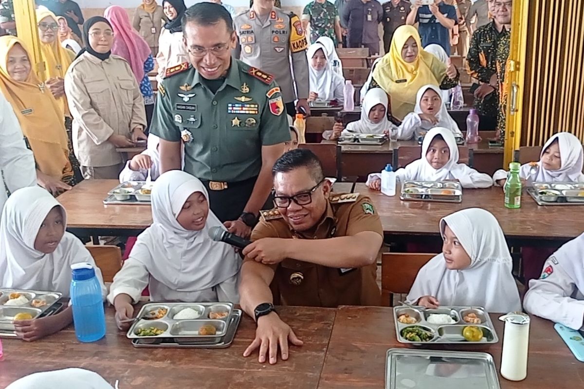 PJ Bupati Magetan meninjau langsung pelaksanaan program Makan Bergisi Gratis di SDN Tambran. Dia mengaku pemerintah daerah telah menyiapkan anggaran untuk mendukung kegiatan Makan Bergisi Gratis. Terkait pelaksanaan pemerintah daerah masih menunggu keputusan pemerintah pusat