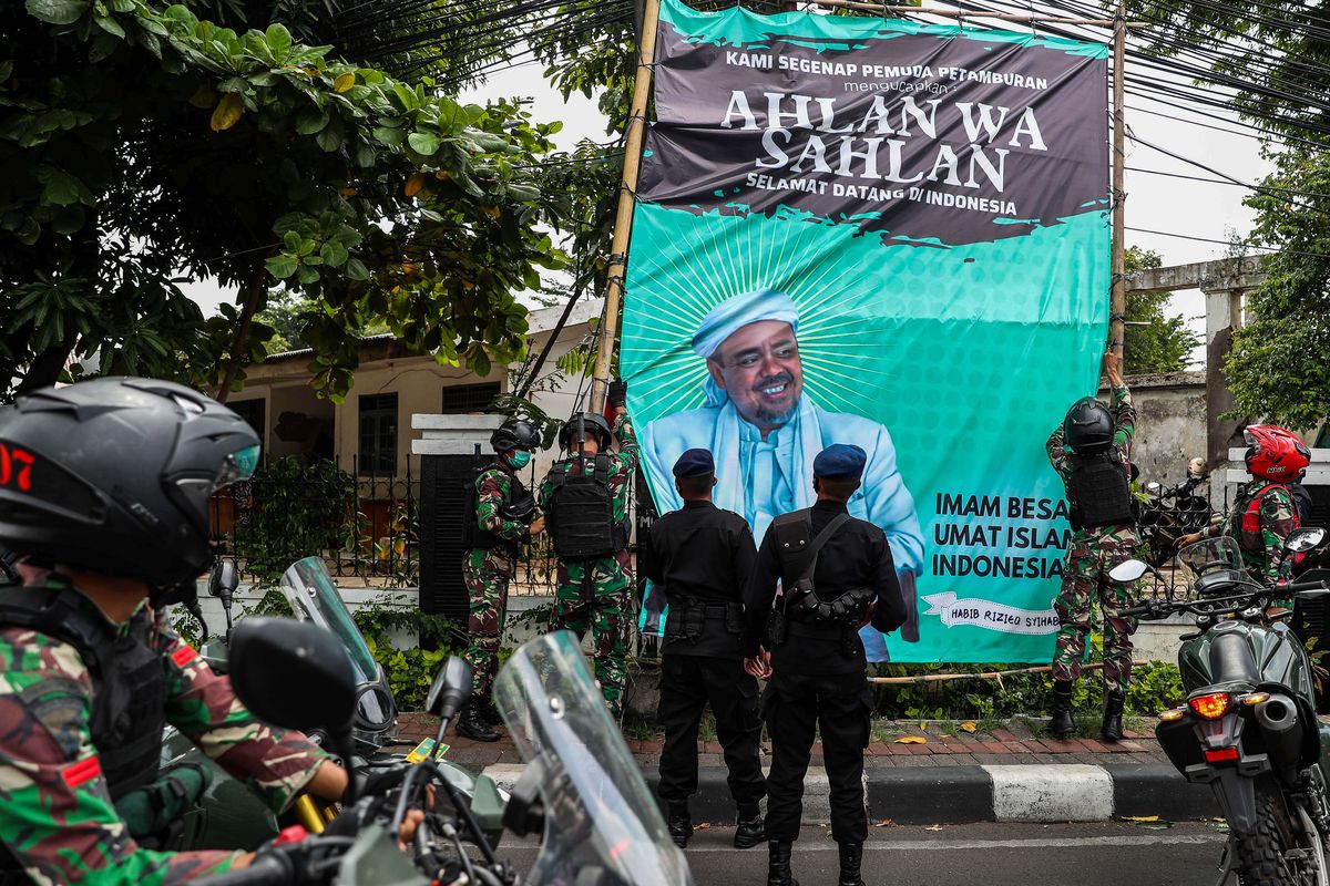 Prajurit TNI menertibkan spanduk tidak berizin saat patroli keamanan di Tanah Abang, Jakarta Pusat, Jumat (20/11/2020). Pangdam Jaya Mayjen TNI Dudung Abdurachman, memerintahkan jajarannya untuk mencopot spanduk dan baliho pemimpin Front Pembela Islam (FPI) Rizieq Shihab.