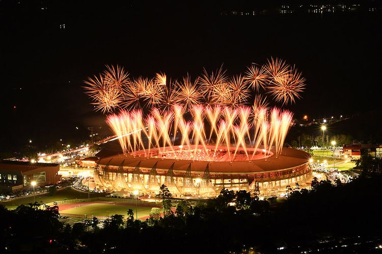 Suasana pertunjukan kembang api saat pembukaan PON Papua di Stadion Lukas Enembe, Sentani, Papua, Sabtu (2/10/2021). Perhelatan olahraga empat tahunan tersebut mengangkat tema 'Torang Bisa'.