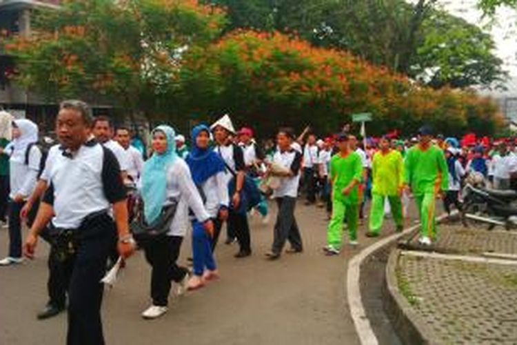 Warga Jawa Barat melakukan gerak jalan kerukunan bersama Menteri Agama Suryadharma Ali mengelilingi beberapa ruas jalan di Bandung, Sabtu, (16/11/2013)