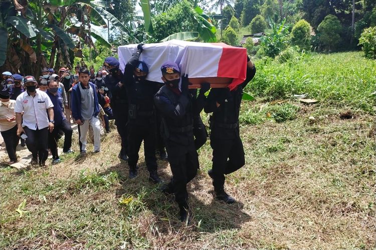 Peti Jenazah Briptu Herlis saat tiba dikampung halamannya.