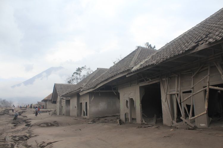 Kondisi rumah warga di Desa Supit Urang, Kecamatan Pronojiwo, Kabupaten Lumajang yang luluh lantak akibat erupsi Gunung Semeru, Senin (6/12/2021).