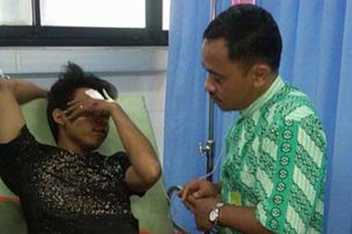Nendi Haryanto (22) tengah berbicara dengan anggota Humas RS Islam, Cempaka Putih di ruangan Unit Gawat Darurat. Nendi adalah korban selamat dari kebrutalan geng motor di Pramuka, Jumat (13/4/2012) dini hari.