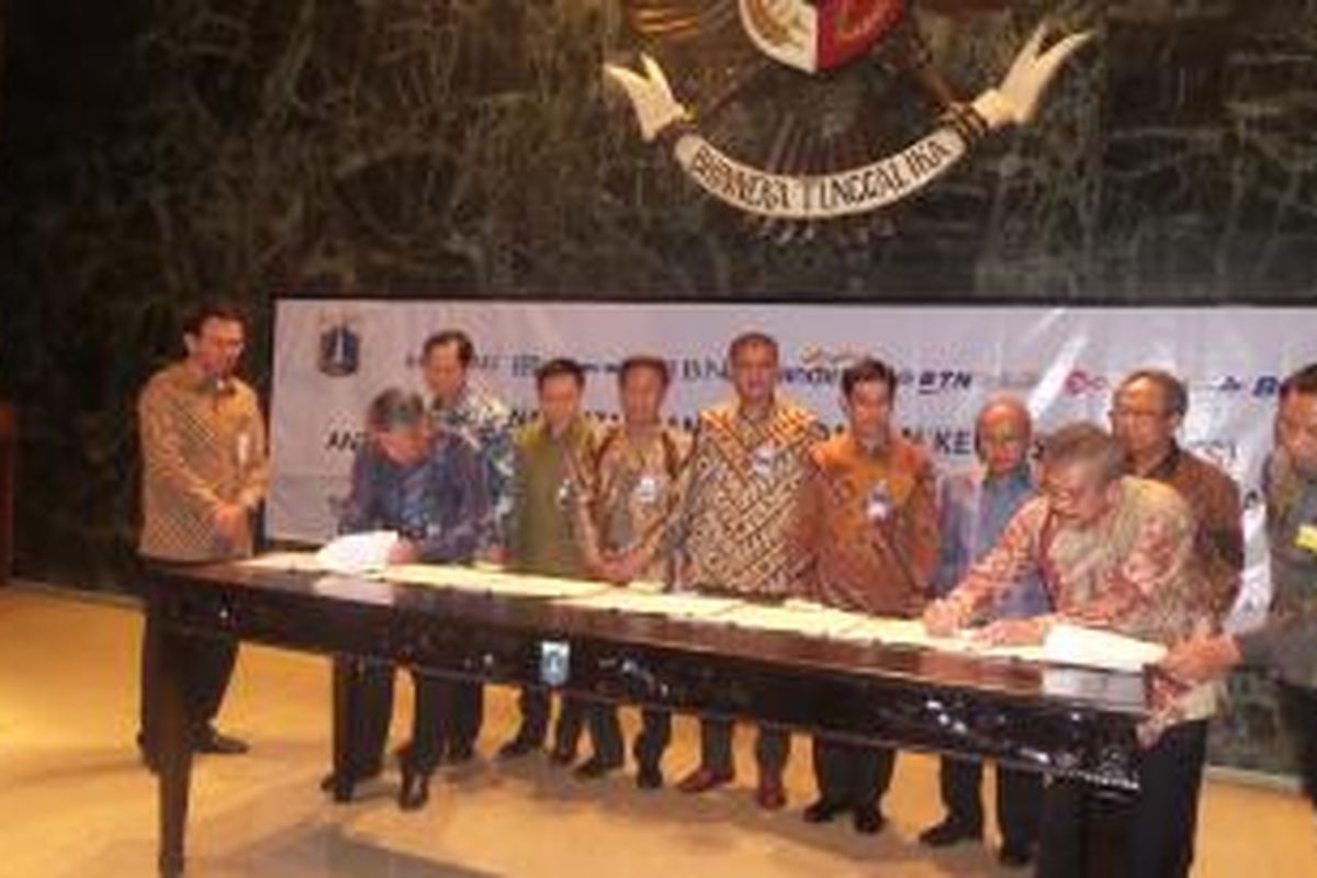 Gubernur DKI Basuki Tjahaja Purnama menyaksikan penandatanganan perjanjian kerja sama antara PD Pasar Jaya dan sejumlah bank tentang penerapan cash management system (CMS) dengan auto debet, di Balaikota Jakarta, Senin (8/12/2014)