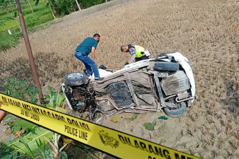 Dihantam Kereta dan Terseret 30 Meter, Honda Jazz Ringsek, Sopir Lecet-lecet