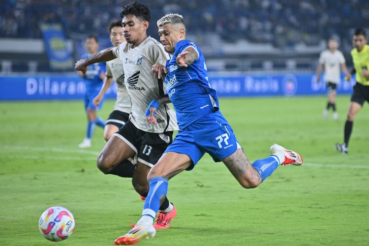 Aksi penyerang Persib Bandung Ciro Alves dalam menusuk pertahanan PSM Makassar dalam pertandingan pekan ke-21 Liga 1 2024-2025, Sabtu (1/2/2025) di Stadion Gelora Bandung Lautan Api (GBLA). 