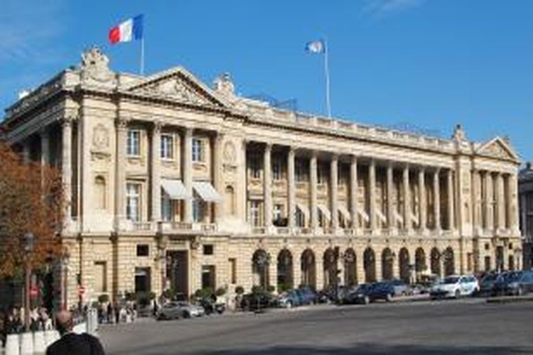 Karl Lagerfeld dipercaya Starwood Hotels & Resorts mengerjakan restorasi dua suite Hotel Crillon, Paris.