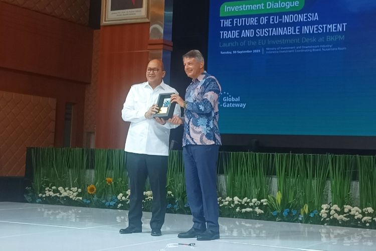Menteri Investasi dan Hilirisasi/Kepala BKPM Rosan P Roeslani bersama Duta Besar Uni Eropa untuk Indonesia Denis Chaibi, peresmian EU Investment Desk di Kantor Kementerian Investasi/BKPM, Selasa (30/9/2025).