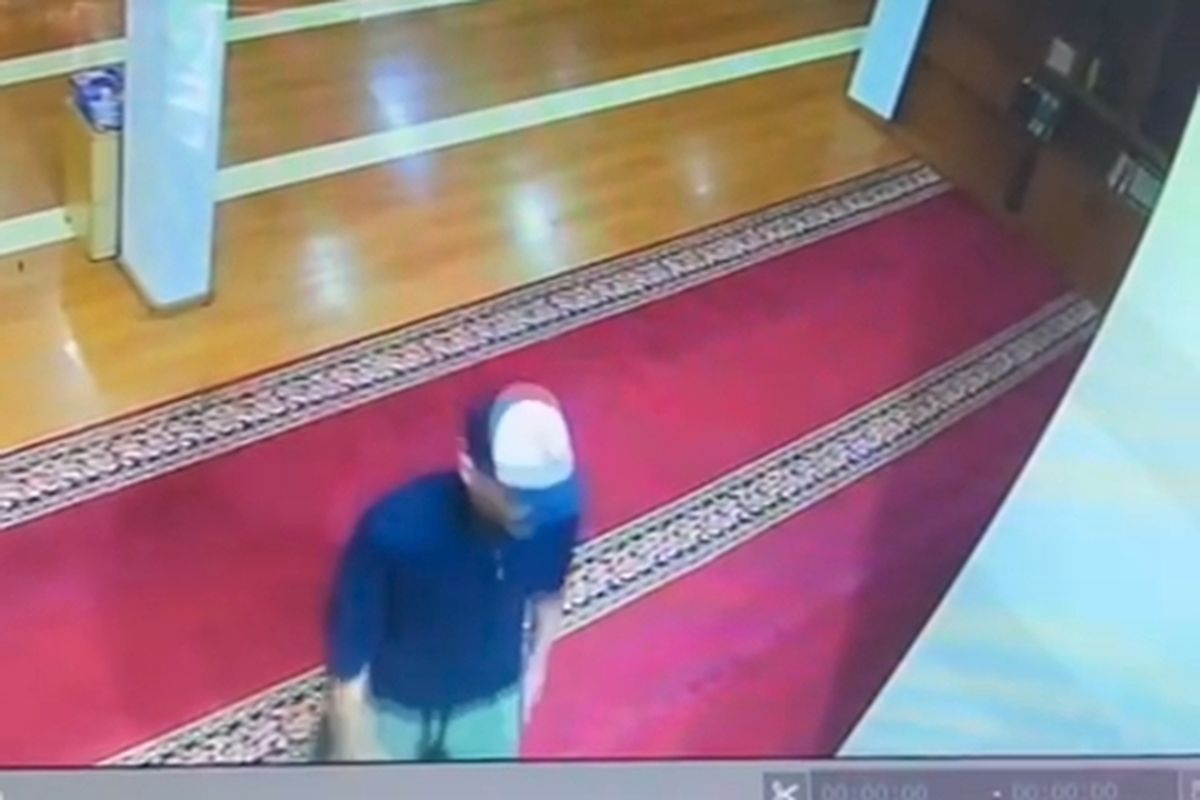 Tangkapan layar dalam sebuah video dimana seorang WNA yang meludahi jemaah masjid di Bandung, karena terganggu suara murotal melalui pengeras suara masjid