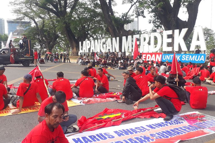 Hari Buruh di Medan: Massa Blokir Jalan, Tuntut Upah Layak, dan Sistem Kerja Manusiawi