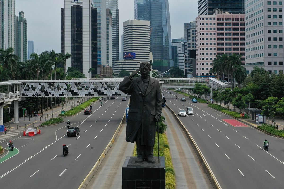 Foto aerial kendaraan melintas di Jalan Jenderal Sudirman, Jakarta, Senin (23/3/2020). Sejumlah ruas jalan utama ibu kota lebih lengang dibandingkan hari biasa karena sebagian perusahaan telah menerapkan bekerja dari rumah guna menekan penyebaran virus corona atau COVID-19. ANTARA FOTO/Indrianto Eko Suwarso/foc.