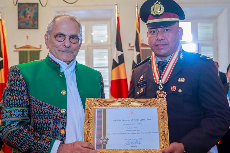 Ipda Fridus Bere, saat menerima penghargaan dari Presiden Timor Leste Jose Ramos Horta (Dokumen: Fridus Bere)