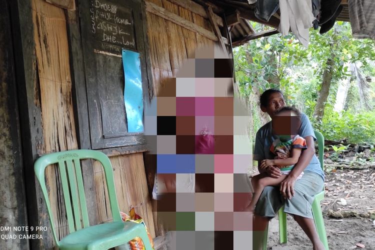 Erni Lakusaba (42), bersama anak-anaknya saat berada di rumah mereka di Desa Oenesu, Kecamatan Kupang Barat, Kabupaten Kupang, NTT