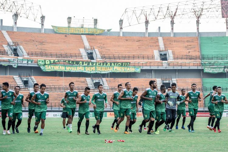 Para pemain Persebaya Surabaya berlatih di Stadion Gelora Bung Tomo.