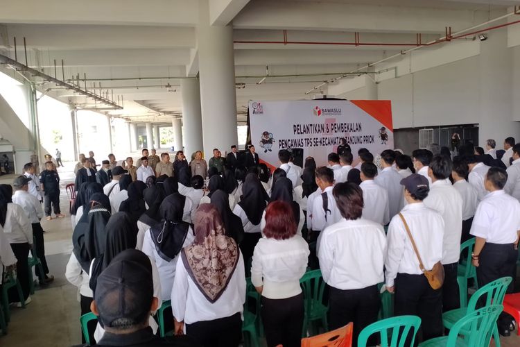 Atanasius Kurnia Seran (26) warga Kelurahan Warakas, Tanjung Priok, menjadi salah satu dari 1105 orang yang hadir di acara Pelantikan dan Pembekalan Pengawas TPS di Kecamatan Tanjung Priok, Jakarta Utara, Senin (22/1/2024). 
