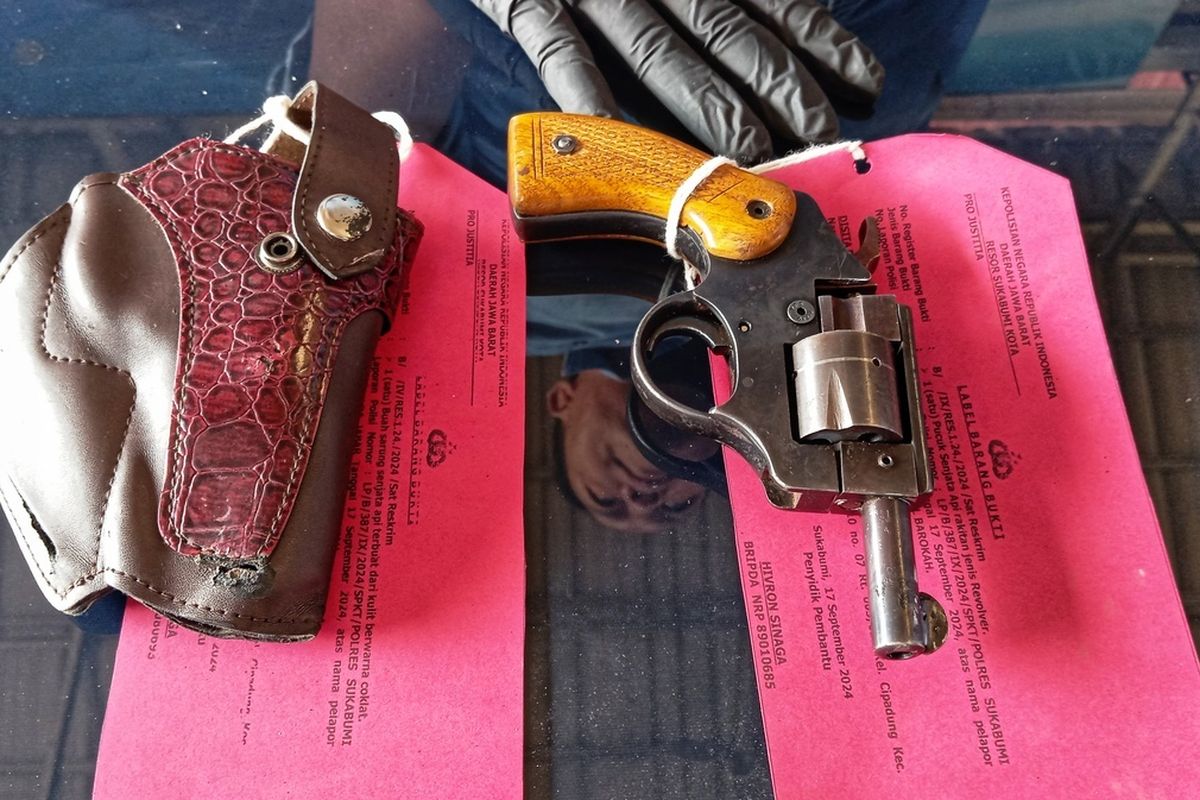 Petugas Polres Sukabumi Kota memperlihatkan barang bukti senjata api rakitan saat konferensi pers di Sukabumi, Jawa Barat, Jumat (20/9/2024).