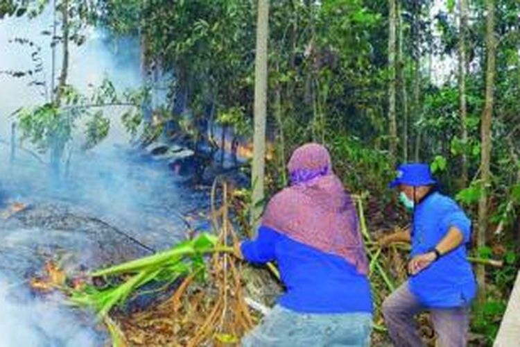 Kebakaran di Hutan Lindung Sungai Wain, Balikpapan, Kalimantan Timur.