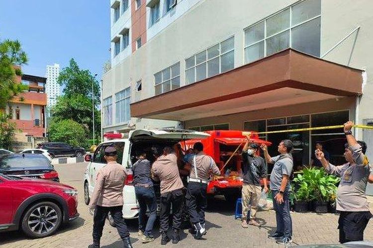 Aparat kepolisian mengevakuasi jenazah mahasiswa Institut Teknologi Bandung (ITB) Fakultas Teknik Lingkungan yang loncat dari lantai ke-27 apartemen di Jatinangor, Kabupaten Sumedang, Selasa (19/11/2024)