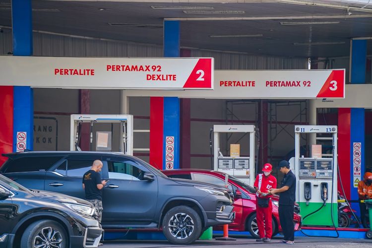 Ilustrasi harga BBM Pertamina. Pertamina masih meninjau kemungkinan kenaikan harga BBM setelah Pemilu 2024 atau mulai Maret 2024.