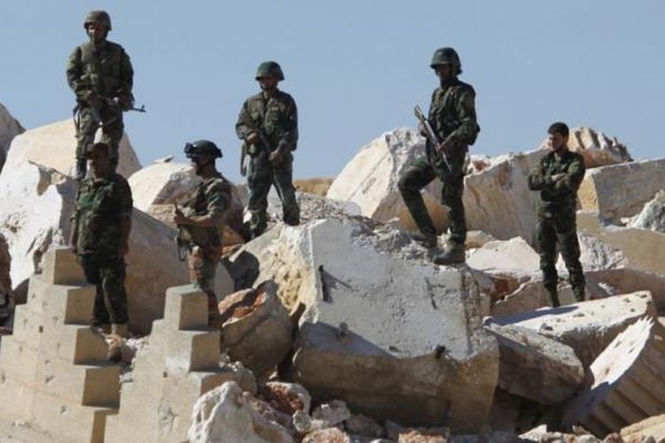 Tentara Suriah berdiri di atas puing-puing Kuil Bel di kota kuno bersejarah Palmyra, Homs, Suriah tengah (Dokumentasi).
