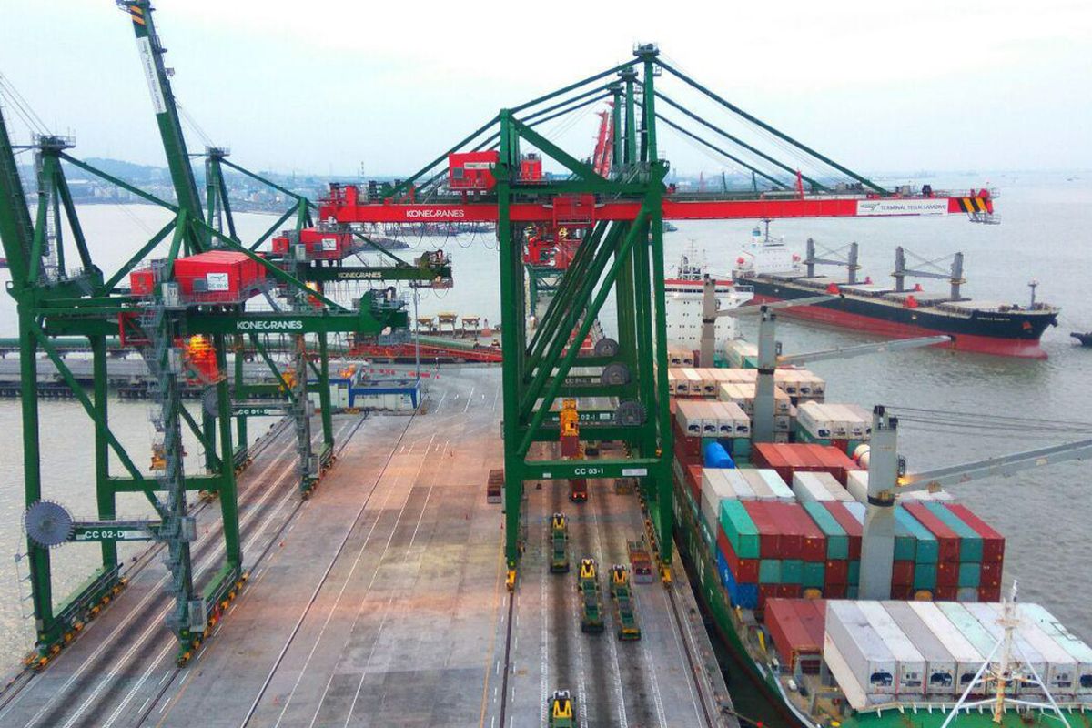 Suasana bongkar-muat peti kemas di Terminal Teluk Lamong (TTL).