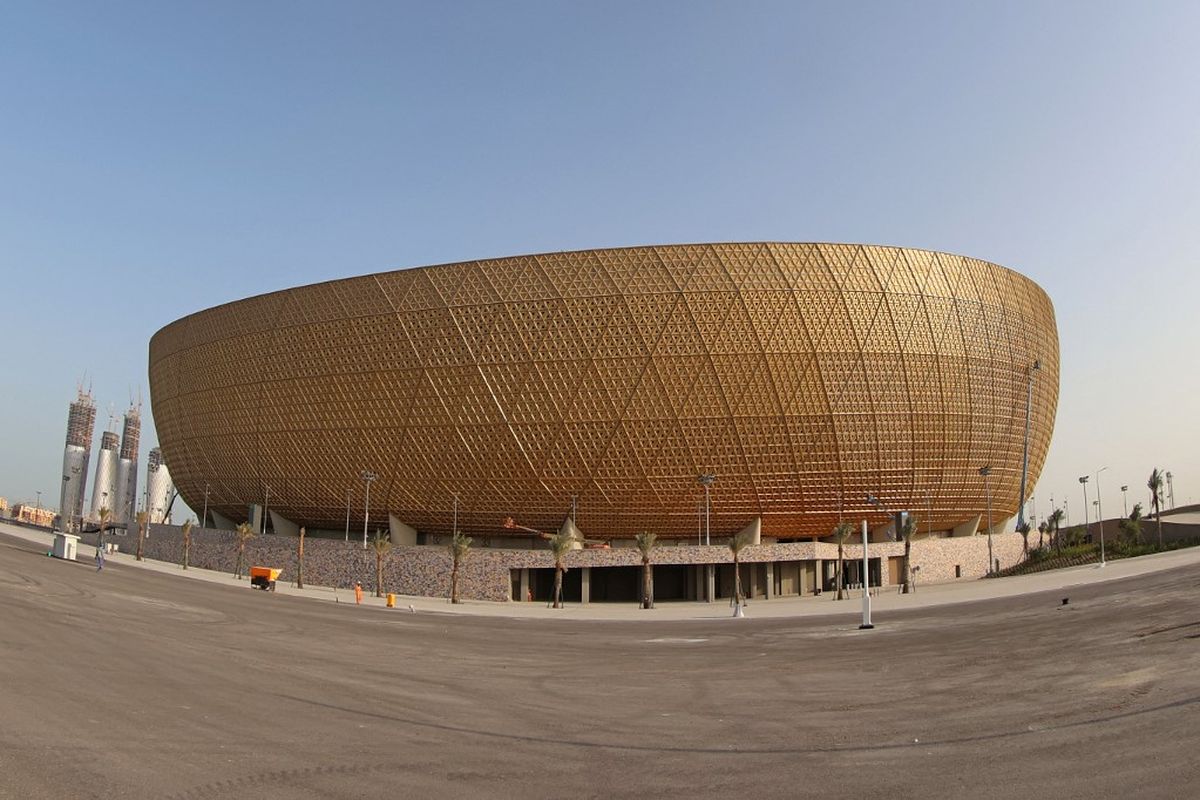 Stadion Lusail yang akan menjadi salah satu venue Piala Dunia Qatar 2022 yang berkapasitas 80.000 penonton. Stadion Lusail terletak di pinggiran ibu kota Qatar, Doha. Di artikel ini Anda bisa membaca profil stadion Piala Dunia 2022, Lusail stadium. Penonton Piala Dunia 2022 harus mempunyai kartu Hayya Card.