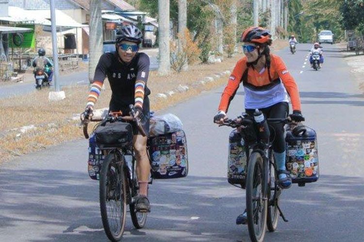 Maia Lan dan Rafli Purnama berkeliling Indonesia naik sepeda.
