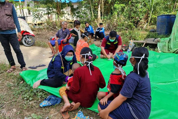 Kepala Dinas Kesehatan Kalimantan Barat (Kalbar) Harisson menerangkan, hasil pendataan sementara, saat ini penyakit yang paling banyak di derita masyarakat terdampak banjir di Kabupaten Sintanf adalah insfeksi saluran pernapasan, myalgia, dermatitis, sindrom dispepsia (magh) dan hipertensi.