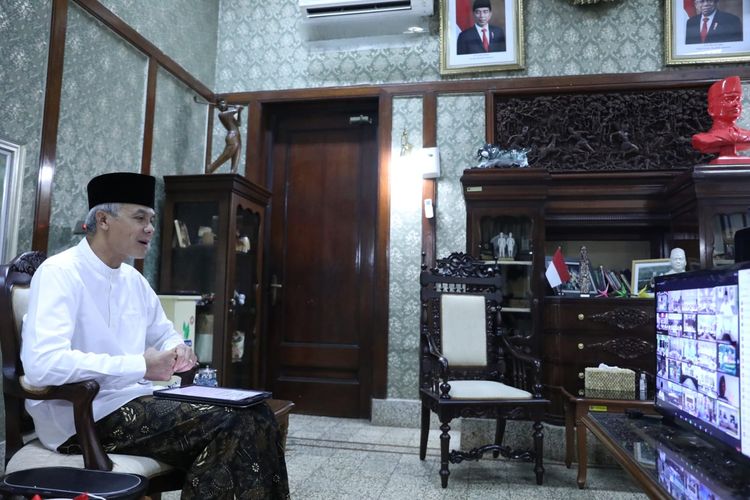 Gubernur Jawa Tengah Ganjar Pranowo menghadiri acara Jateng Bershalawat secara virtual, Kamis (21/10/2021)