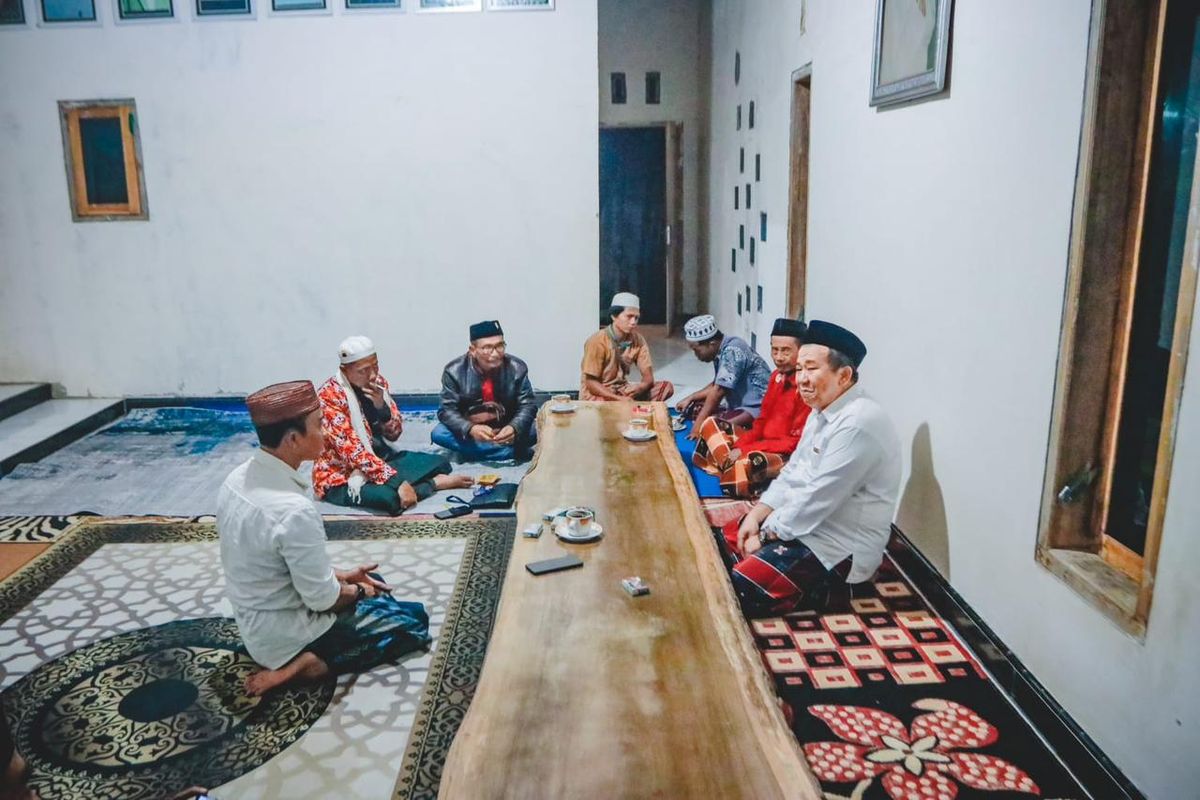 Cabup Jember, Hendy Siswanto, saat berkunjung dan menginap di rumah warga Desa Pace Kecamatan Silo pada Minggu (27/10/2024).