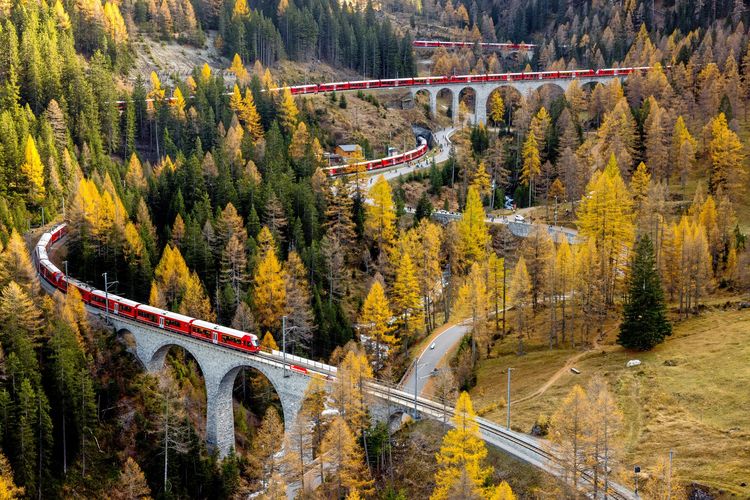 Foto kereta penumpang terpanjang dunia di rute Warisan Dunia UNESCO Albula Line pada Sabtu (29/10/2022) di Lembah Albula, Swiss. 