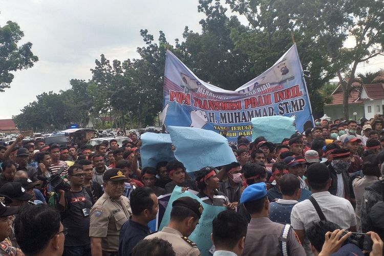 Massa aksi damai di Kantor Ditreskrimsus Polda Riau di Pekanbaru, yang meminta agar menangkap Plt Bupati Bengkalis, Muhammad, atas kasus dugaan korupsi, Selasa (18/2/2020).