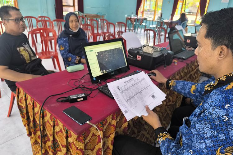 Calon wali murid mendapatkan pelayanan pengambilan pin SPMB di SMAN 2 Pamekasan, Selasa (01/06/2025)