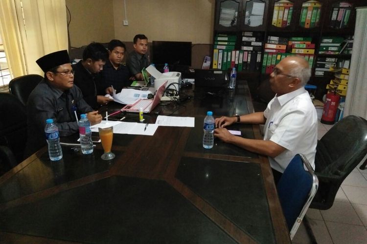 Pjs Bupati Inhil Rudiyanto saat diminta keterangan oleh Bawaslu Riau terkait dugaan netralitas ASN.