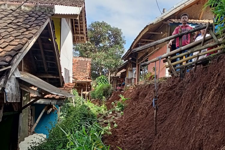 Seorang warga menyaksikan material longsor yang terjadi Senin (14/3/2022) di Nagreg Kabupaten Bandung