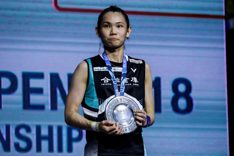 Pebulu tangkis tunggal putri Taiwan, Tai Tzu Ying berpose dengan medali dalam partai final Indonesia Open 2018 di Istora Senayan, Jakarta, Minggu (8/7/2018). 