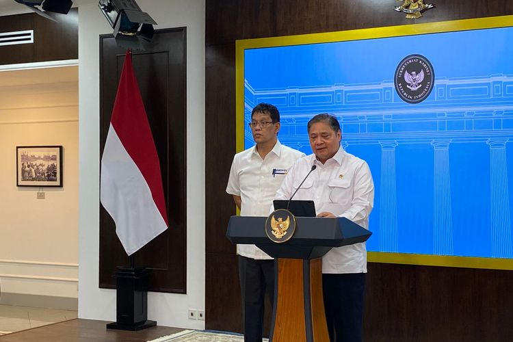 Menteri Koordinator Bidang Perekonomian Airlangga Hartarto mengumumkan paket stimulus ekonomi dalam konferensi pers bersama Menteri Keuangan Purbaya Yudhi Sadewa usai rapat dengan Presiden Prabowo Subianto di Kantor Presiden, Kompleks Istana Kepresidenan, Jakarta Pusat, Senin (15/9/2025). 