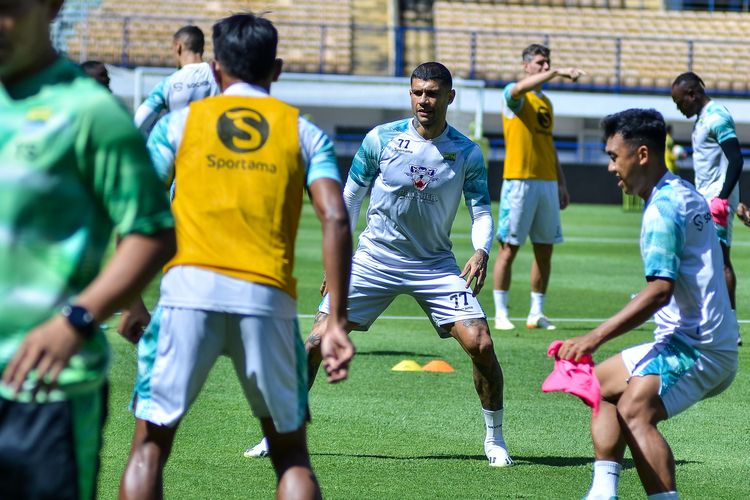 Ciro Alves dalam sesi latihan Selasa (26/9/2023) di Stadion Gelora Bandung Lautan Api (GBLA). Penyerang Persib asal Brasil itu disiapkan tampil starting di laga Persib Bandung vs Persita Tangerang, Minggu (1/10/2023), dalam laga pekan ke-14 Liga 1 2023-2024. 