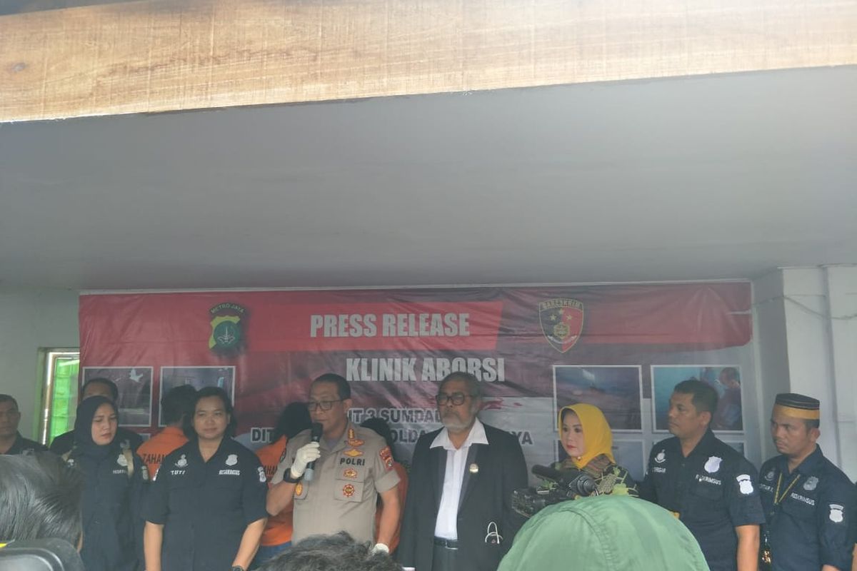 Konferensi pers pengungkapan klinik aborsi ilegal di daerah Paseban, Jakarta Pusat, Jumat (14/2/2020).