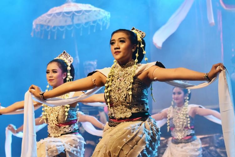 Para mahasiswa saat mengikuti pagelaran opera legenda kolosal Ciung Wanara di teater tertutup Taman Budaya Jawa Barat (TBJB), Kota Bandung, Rabu (31/7/2019).