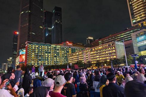 Pengunjung Padati Sekitar Panggung Hiburan Tahun Baru di Sudirman-Thamrin, Ada yang Bawa Tikar