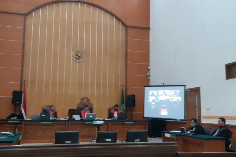 Sidang putusan kasus penusukan mantan Menkopolhukam Wiranto di Pengadilan Negeri Jakarta Barat, Palmerah, Kamis (25/6/2020)