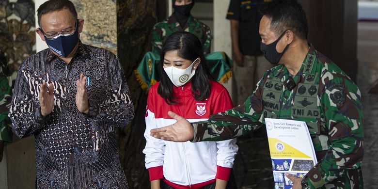 Wakil Ketua Komite Pelaksana Penanganan COVID-19 dan Pemulihan Ekonomi Nasional (PEN) yang juga Kepala Staf Angkatan Darat (KSAD) Jenderal TNI Andika Perkasa (kanan) berbincang dengan Ketua Komisi I DPR Meutya Hafid (tengah) dan Rektor Universitas Airlangga (Unair) Mohammad Nasih usai menerima hasil uji klinis tahap tiga obat baru untuk penanganan pasien COVID-19 di Jakarta, Sabtu (15/8/2020). Universitas Airlangga bekerja sama dengan TNI Angkatan Darat (AD), Badan Intelijen Negara (BIN) dan Polri menyelesaikan penelitian obat baru untuk pasien COVID-19 yang dirawat tanpa ventilator di rumah sakit, berupa hasil kombinasi dari tiga jenis obat dan saat ini memasuki proses untuk mendapatkan izin produksi. ANTARA FOTO/Aditya Pradana Putra/wsj.
 