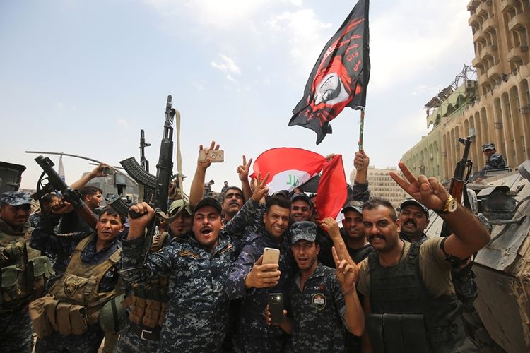 Meski baku tembak masih terus berlangsung di kota Mosul, sebagian prajurit Irak sudah mulai merayakan kemenangannya atas ISIS.